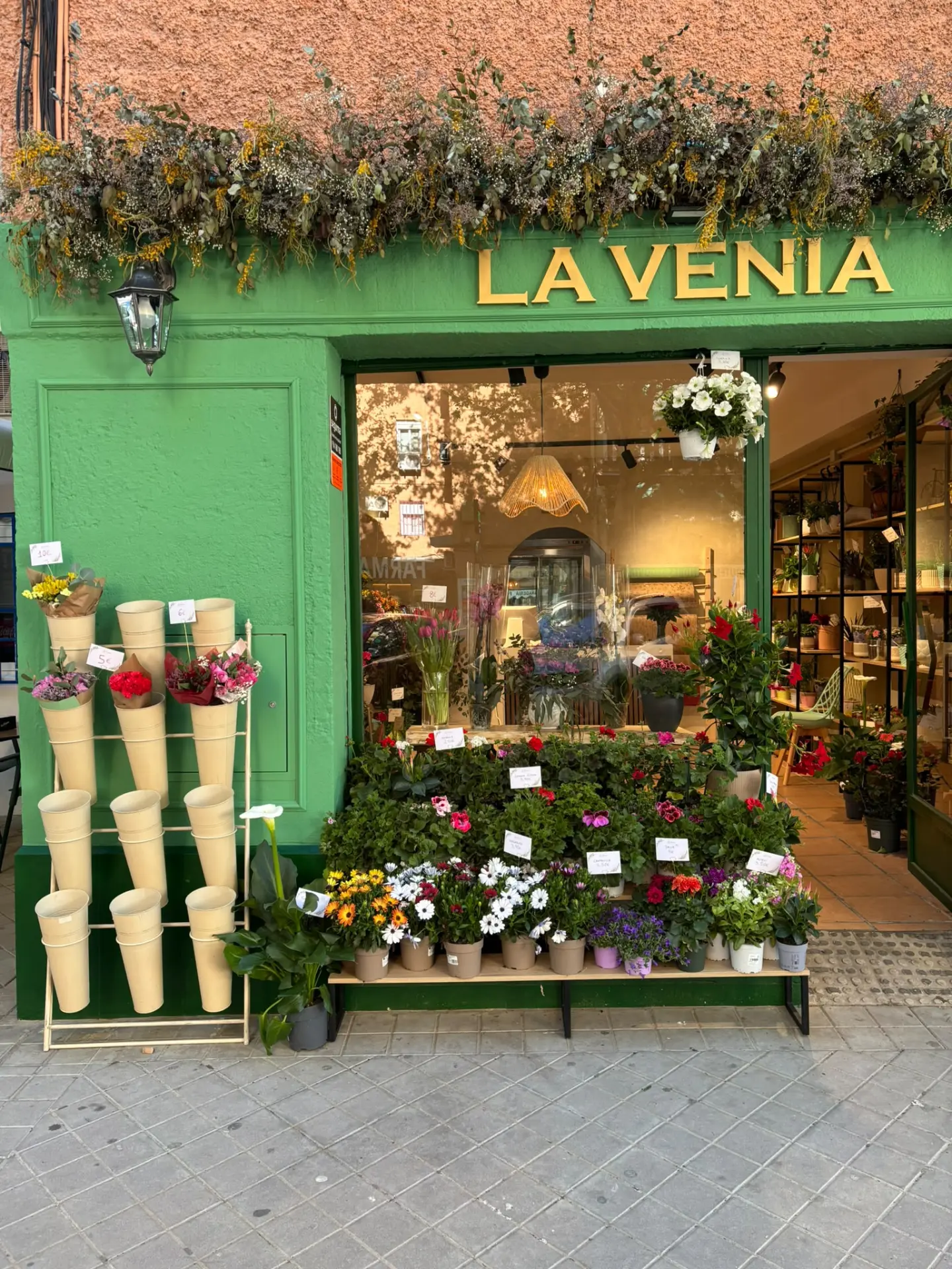 Fachada verde de la Floristería La Venia en Granada